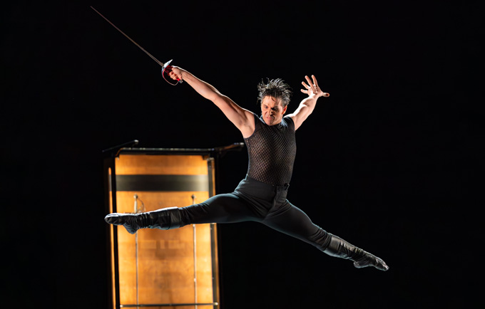 Hamlet performed by Côté Danse.